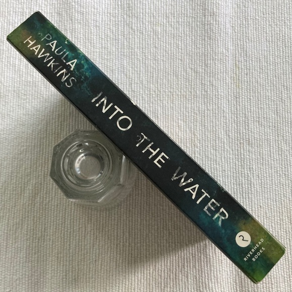 Into The Water PAULA HAWKINS Paperback Book - Picture 3 of 3